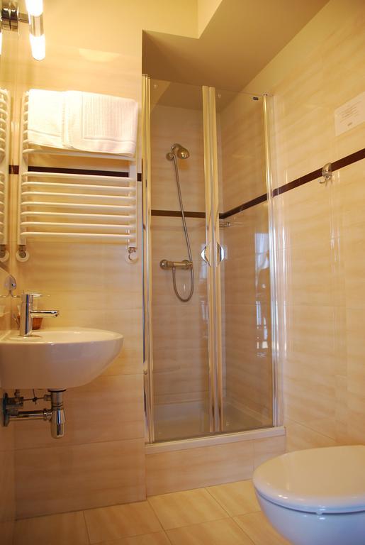 Hotel Sloneczny Brzeg Biskupiec  Bilik gambar