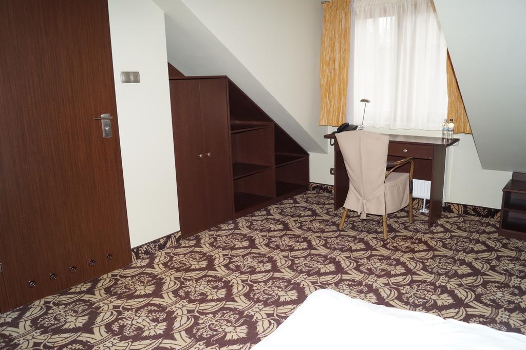 Hotel Sloneczny Brzeg Biskupiec  Bilik gambar